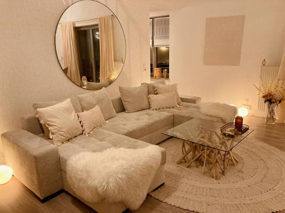 舍讷费尔德AMALFI HOME - Stylish apartment with terrace的带沙发和镜子的客厅