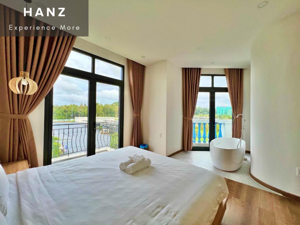 富国HANZ Sofia Hotel Grand World的一间卧室设有一张大床和一个大窗户