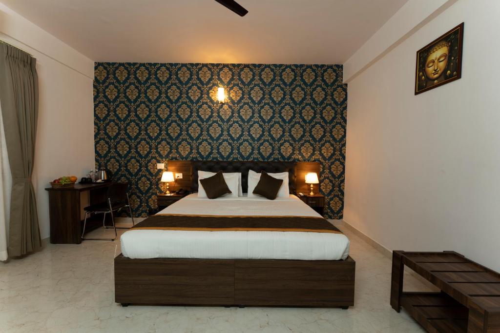 班加罗尔Sai Bliss International, Bangalore的一间卧室,卧室内配有一张大床