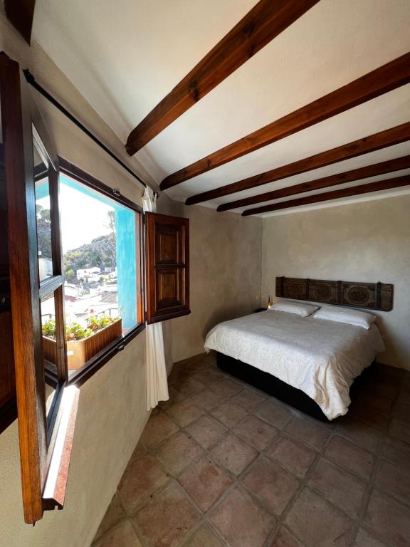 蒙特哈克Casa Rural con vistas espectaculares的一间卧室设有一张床和一个窗口