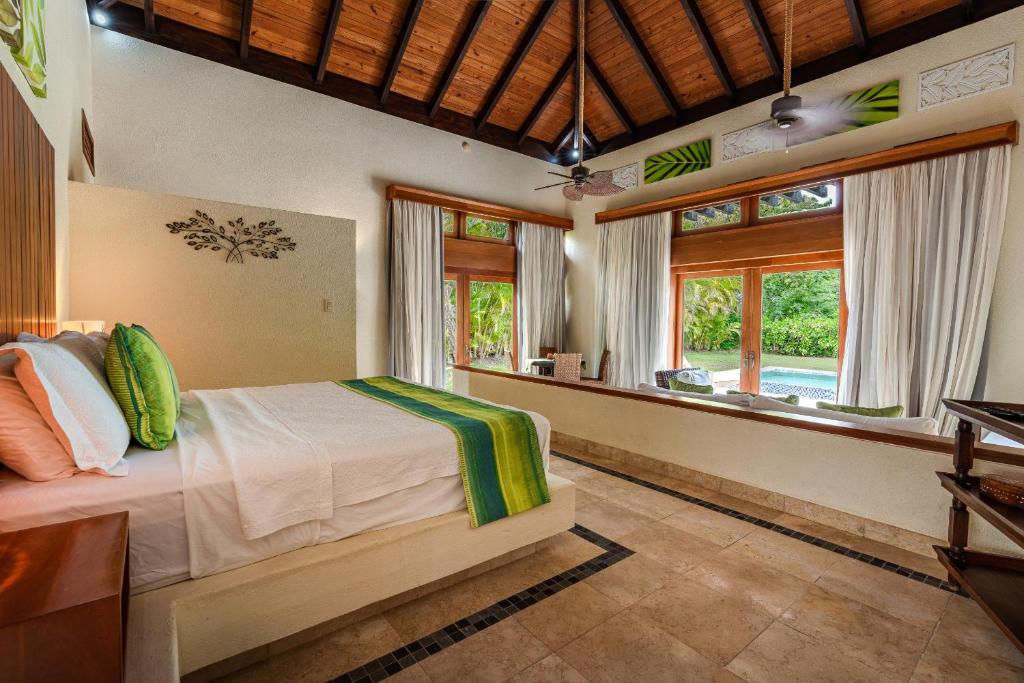 蓬塔卡纳Newly added Tropical Bungalow at Green Village的一间设有床铺的卧室,位于带窗户的房间内