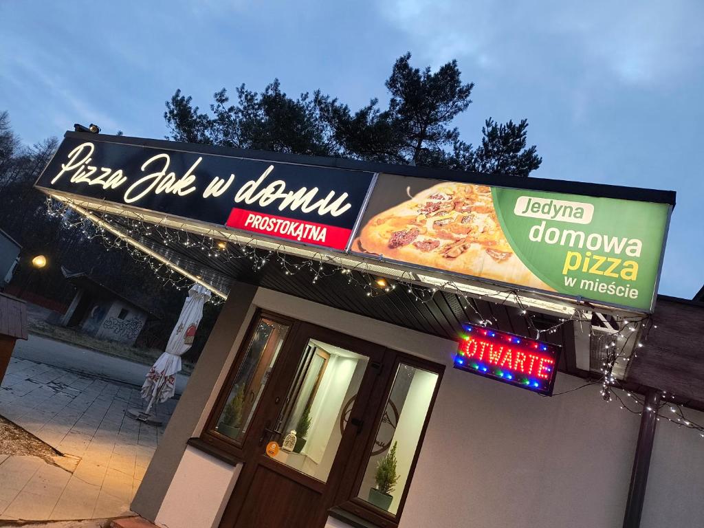 罗兹Zajazd Leśny Zakątek dawniej Zajazd Don Kichot的比萨饼店前的标牌