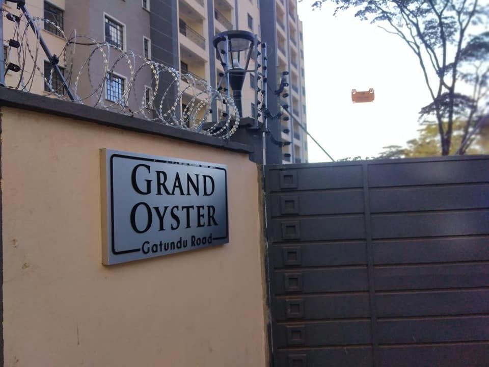 内罗毕SQ Grand Oyster Apartment的建筑物一侧的标志