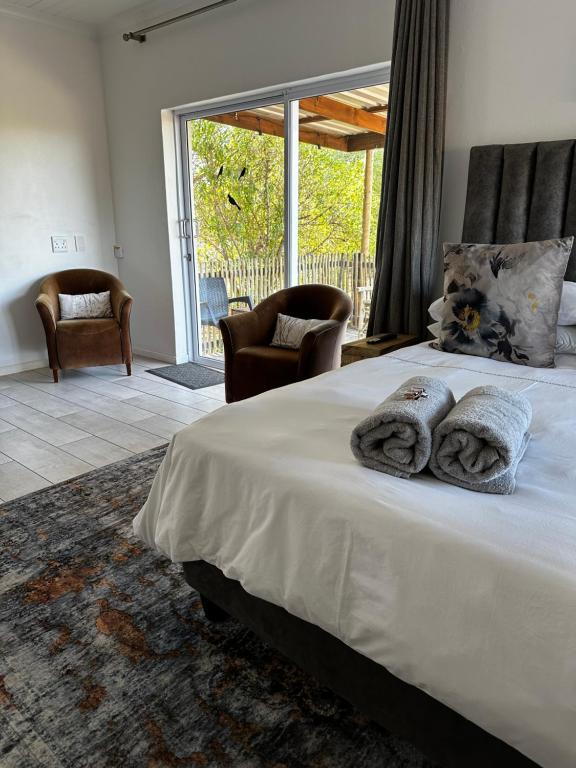 兰格班Villiera Guest Farm的一间卧室配有一张大床和两个枕头