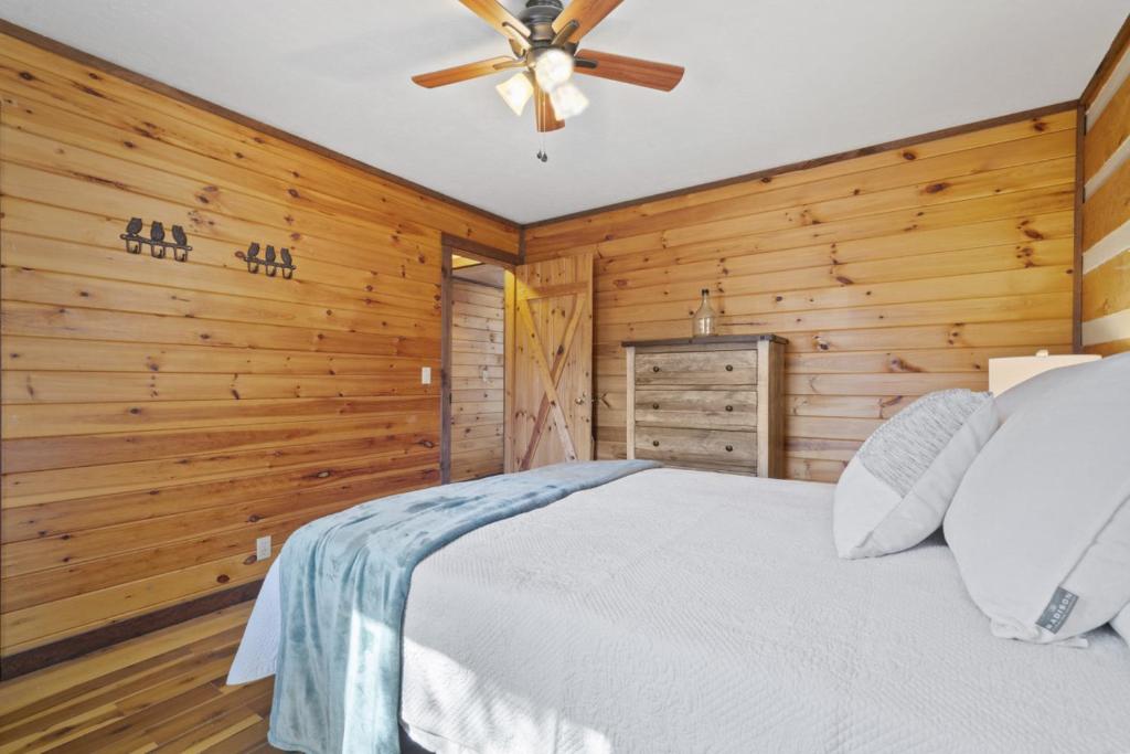 AftonNew Listing Forest Footprints in Big Canoe的一间卧室配有一张床和吊扇