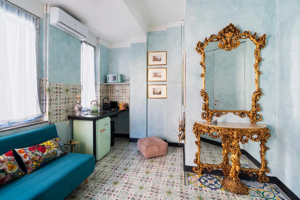 米兰Dream Suite的客厅配有蓝色的沙发和镜子