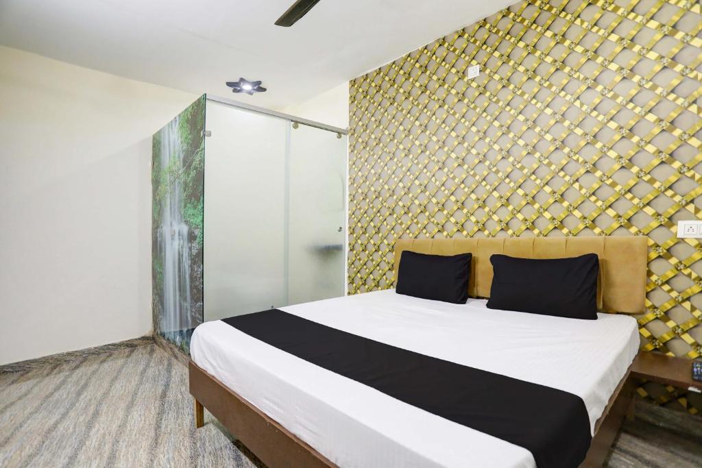 加济阿巴德OYO Flagship Hotel Blue Diamond的一间卧室设有一张床和黄色的墙壁