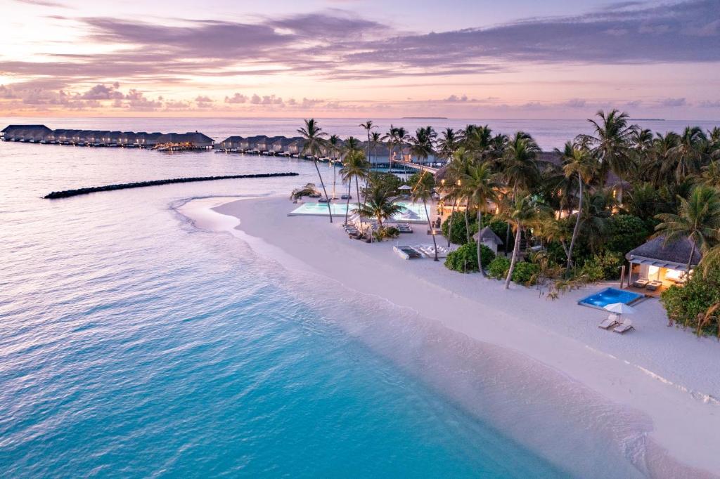 妮兰朵南环礁Baglioni Resort Maldives - Luxury All Inclusive的蓬塔卡纳高级度假村享有海滩的空中景致
