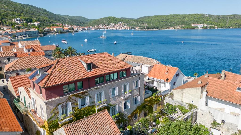 维斯圣乔治酒店的享有俯瞰水面的dubrovnik镇的景致。