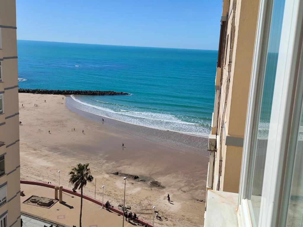 加的斯Apartamento Playa Santa María del Mar的从大楼欣赏海滩美景