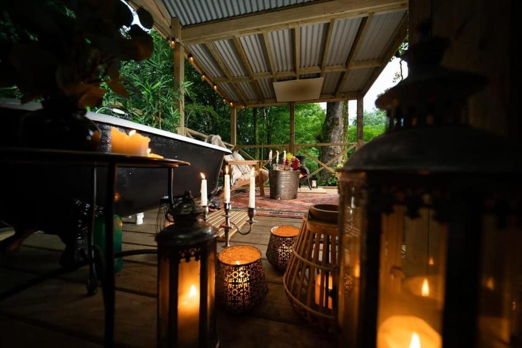 格拉斯哥Shepherd's Rest Luxurious Hideaway的一组蜡烛坐在带桌子的庭院里