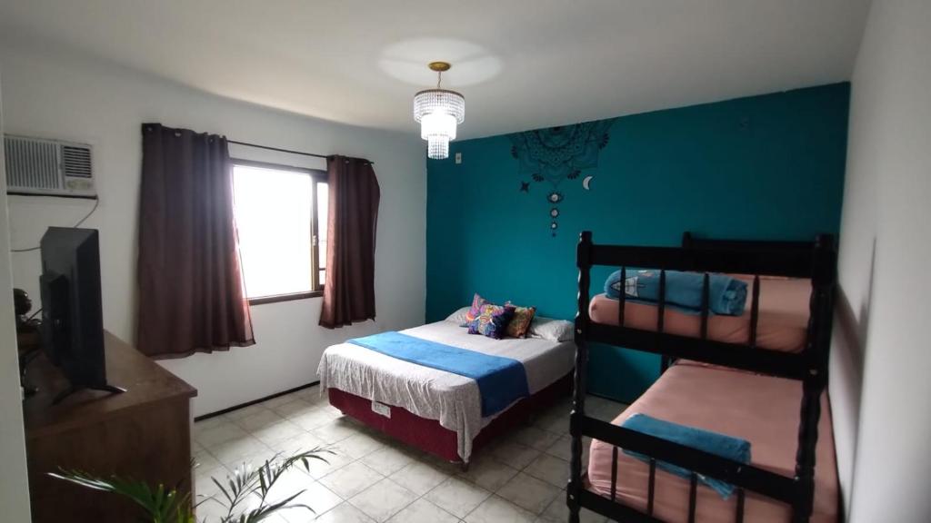 约恩维利Mandallah Hostel的一间卧室配有双层床和电视。