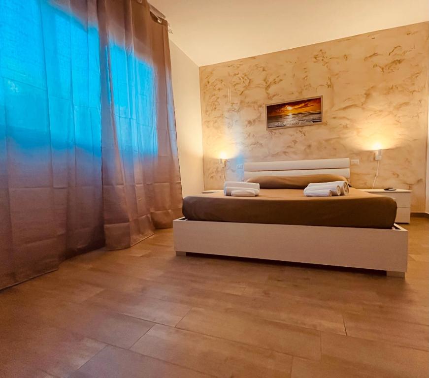 切法卢Cefalù Suite的一间卧室设有一张床和一个大窗户