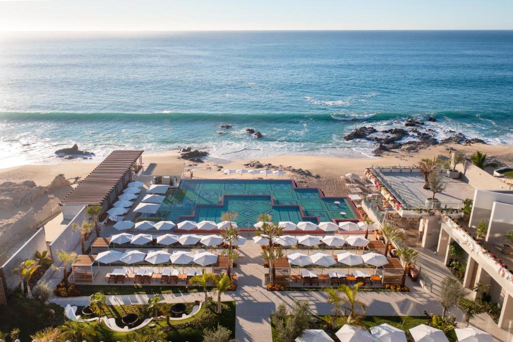 圣何塞德尔卡沃Grand Velas Boutique Hotel的享有海滩和海洋的空中景致