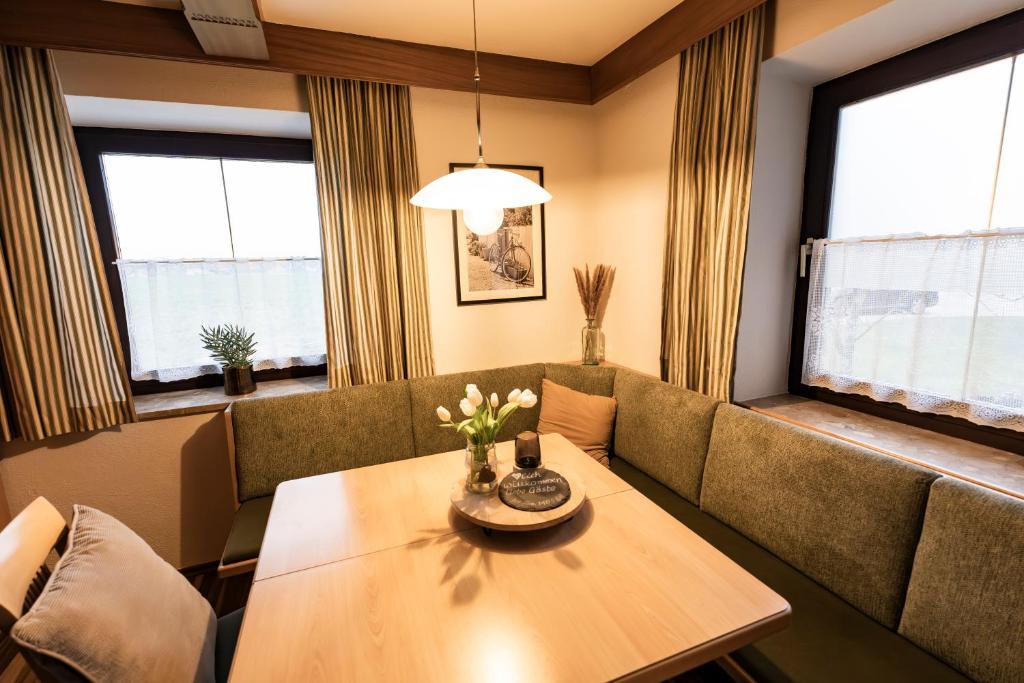 Ferienhaus Moser的客厅配有桌子和沙发