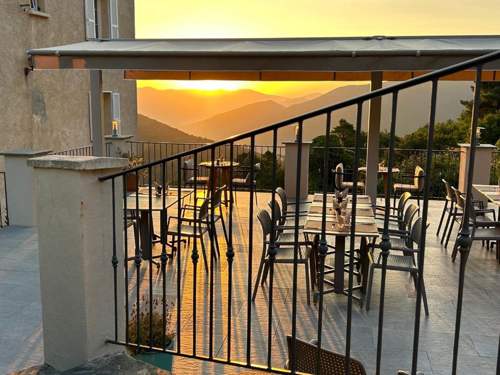 韦纳科法斯科恩酒店的阳台上的桌椅享有日落美景