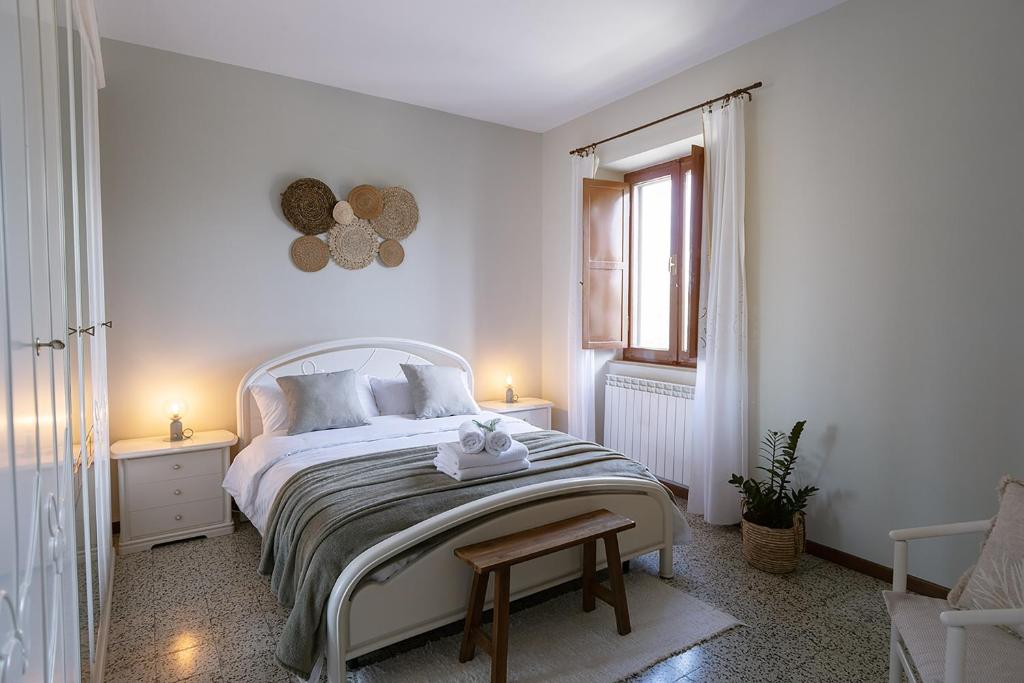 PetrioloZEM casolare的白色的卧室设有床和窗户