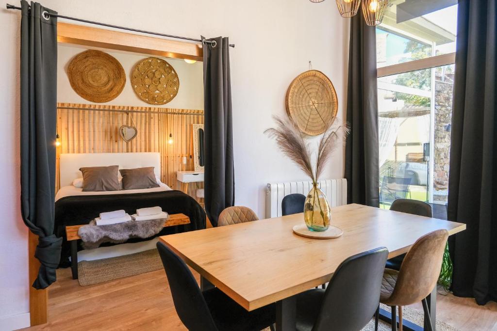 贝萨卢Cal Capó alojamiento con jacuzzi的卧室配有一张床和一张桌子及椅子