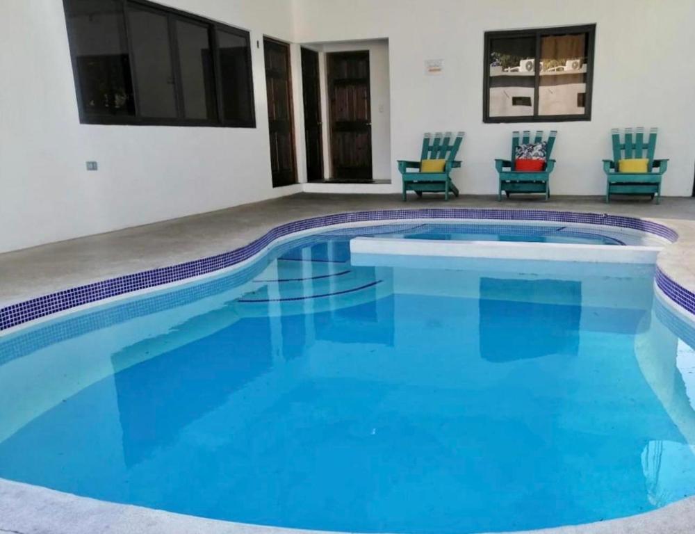 Casa 2 Salinas Monterrico completamente equipada y con piscina privada内部或周边的泳池