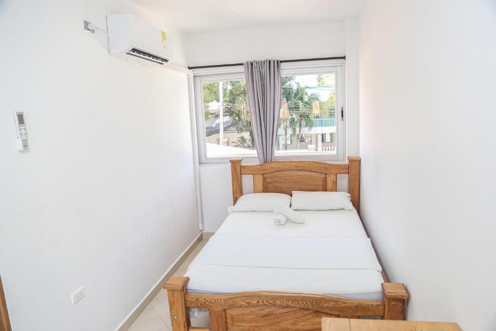 科韦尼亚斯Hotel Caribe Coveñas的小房间设有两张床和窗户