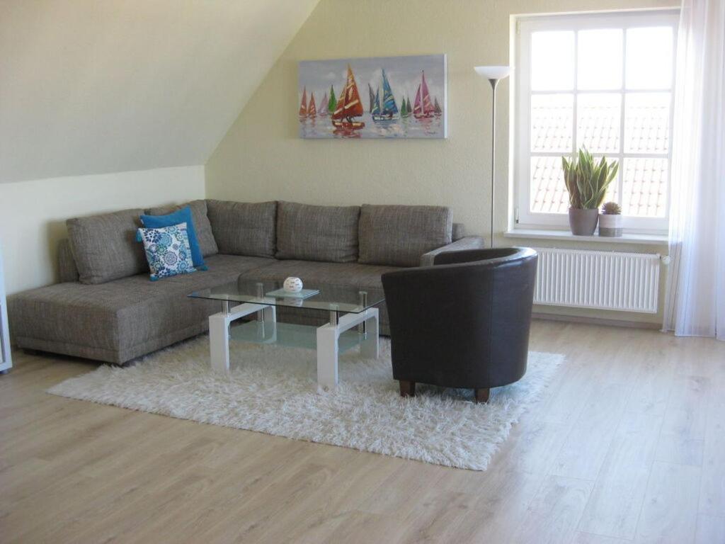 海利根港Holiday apartment for the Franck family的带沙发和咖啡桌的客厅