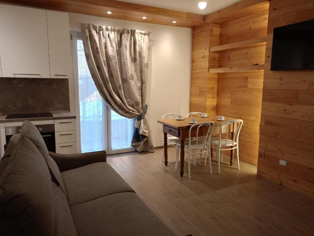 阿帕里卡CHALET GIOVANNI的客厅配有沙发和桌子