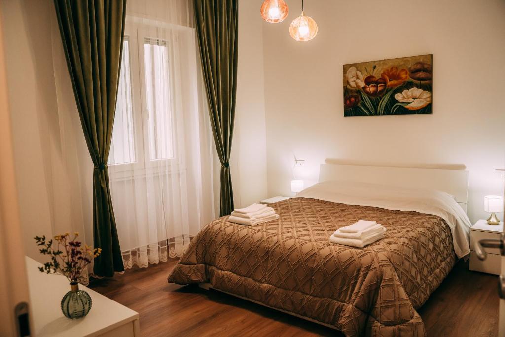 维罗纳Verona Dolce Casa的一间卧室设有一张床和一个窗口