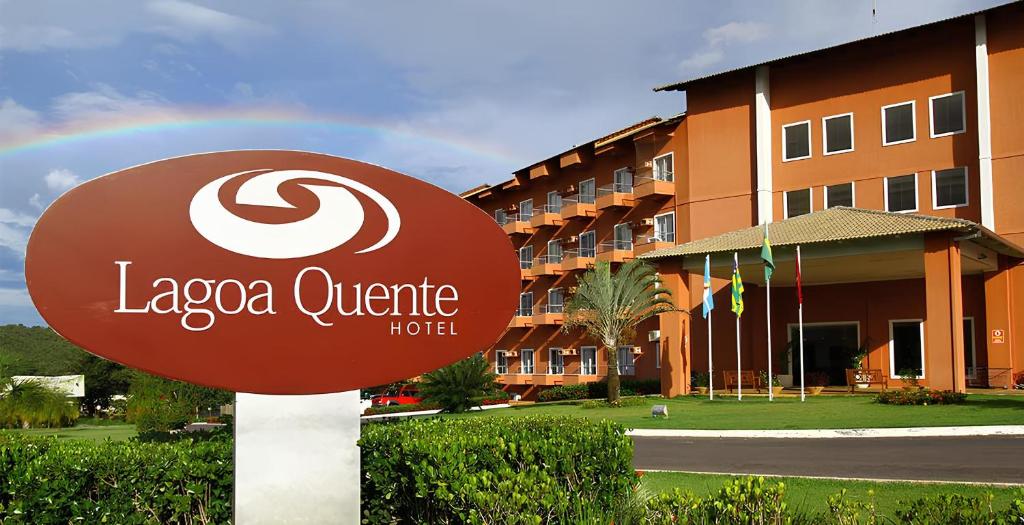 卡达斯诺瓦斯LAGOA QUENTE FLATS的彩虹酒店前的标志