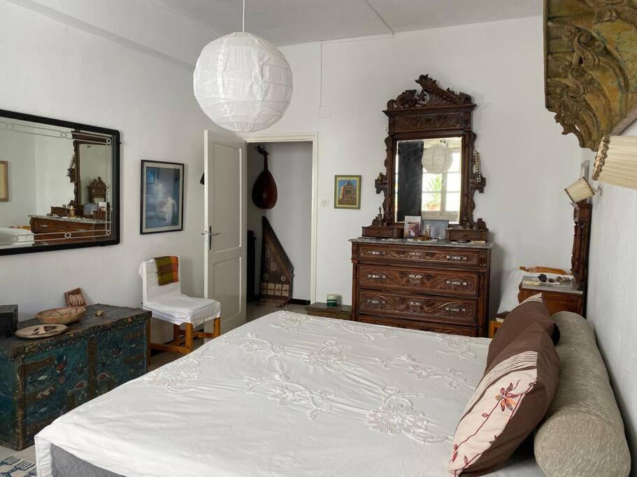 Sicca VeneriaChez Chichi的一间卧室配有一张床、梳妆台和镜子
