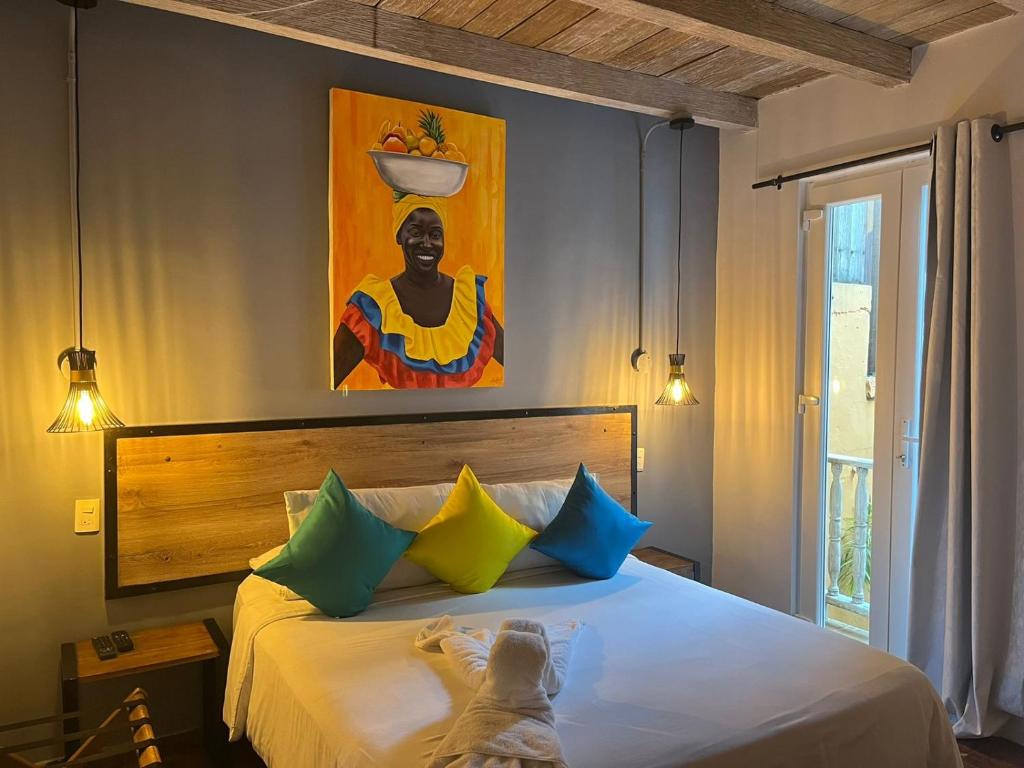 卡塔赫纳马洛卡精品酒店的一间卧室配有一张壁画床