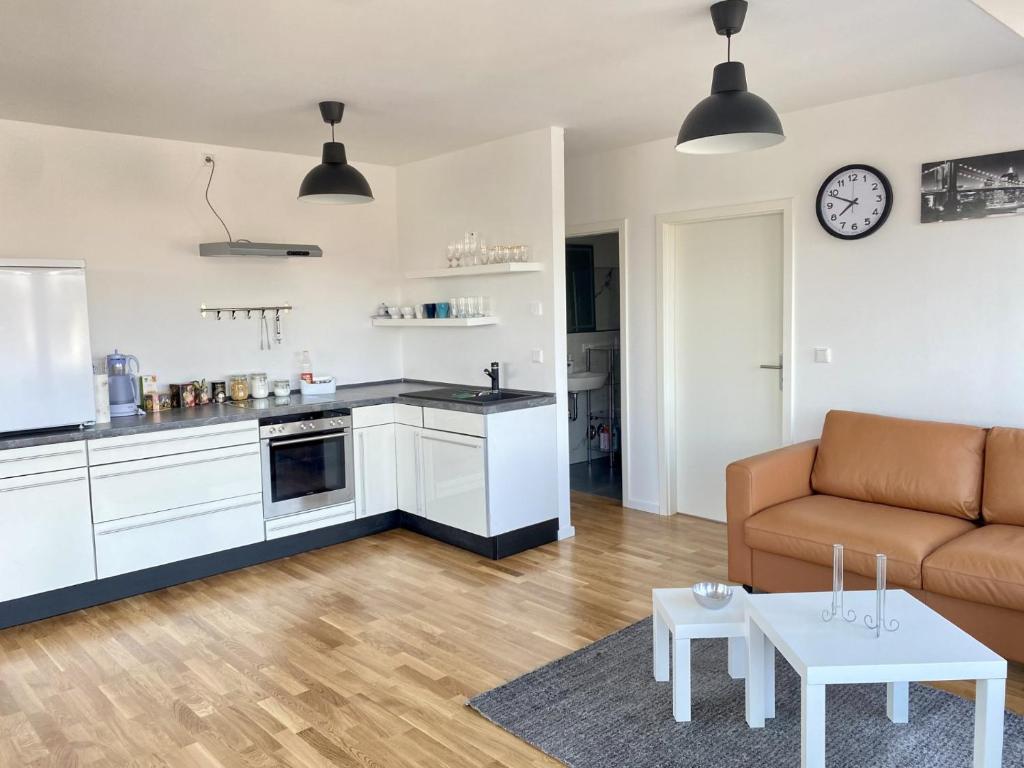 美因河畔法兰克福Living in a penthouse in Frankfurt, with balcony for smokers的厨房以及带沙发和桌子的客厅。