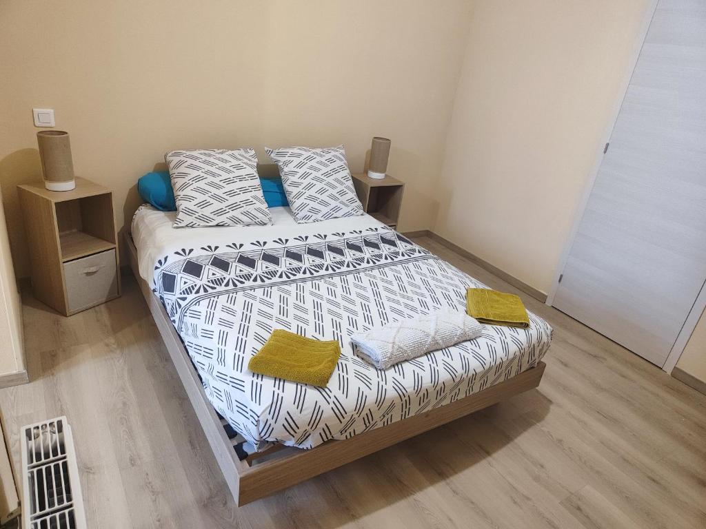 JusseyHOTEL DE LA GARE的一间卧室配有一张带两个枕头的床