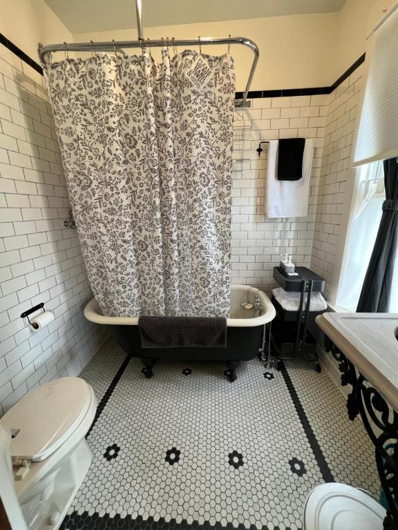 底特律iKlektik House / Bagley的带淋浴帘和卫生间的浴室