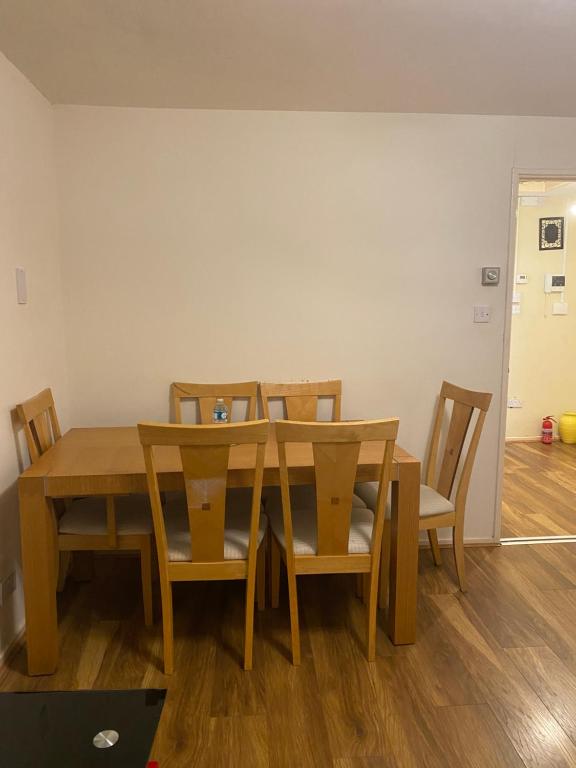 曼彻斯特Lovely, spacious 1-bedroom apartment with *free parking的一间带木桌和椅子的用餐室