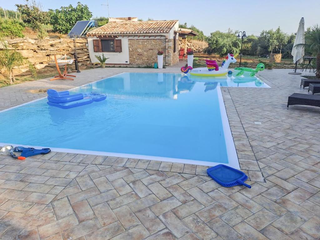帕尔蒂尼科Casetta nel giardino di Villa Elisa的后院里的一个蓝色海水的大型游泳池