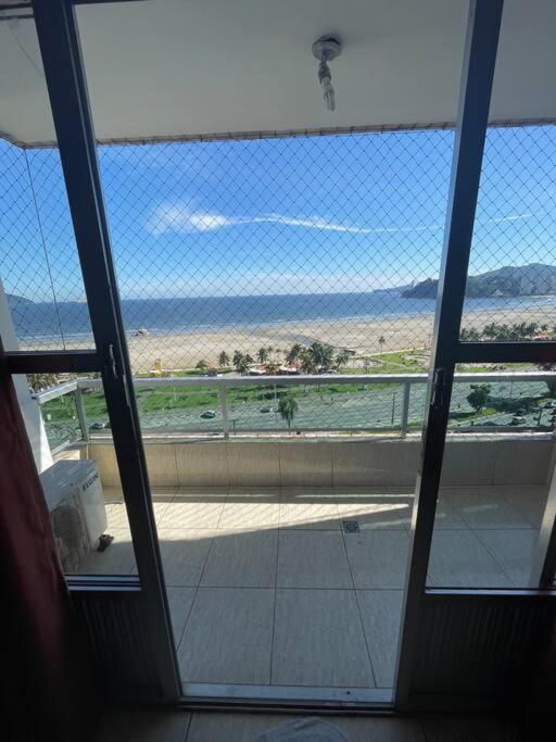 圣维森特岛Apartamento com pé na areia的玻璃门享有海滩美景