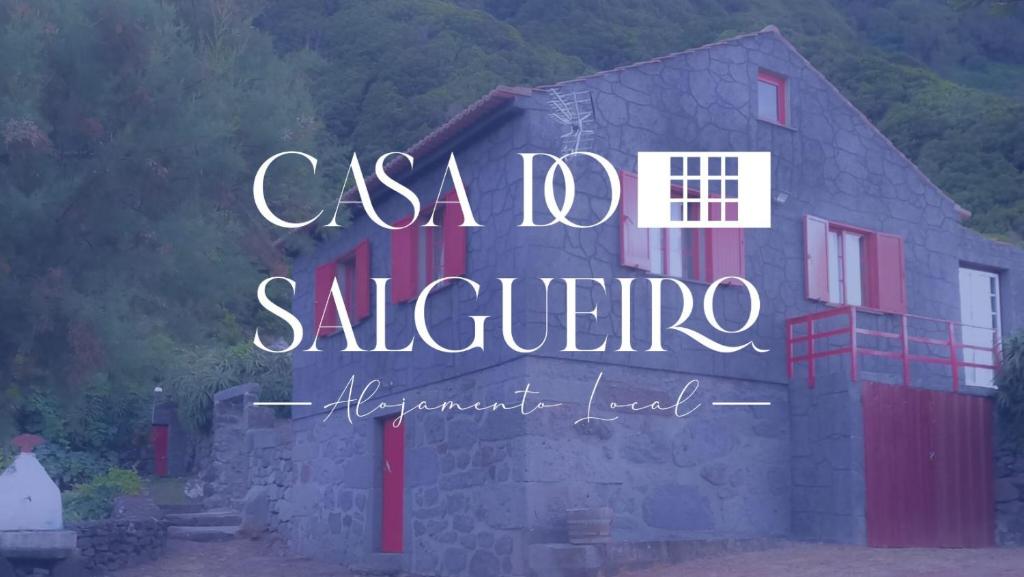 CalhetaCasa Do Salgueiro的建筑上的一个标语是casa do salerno