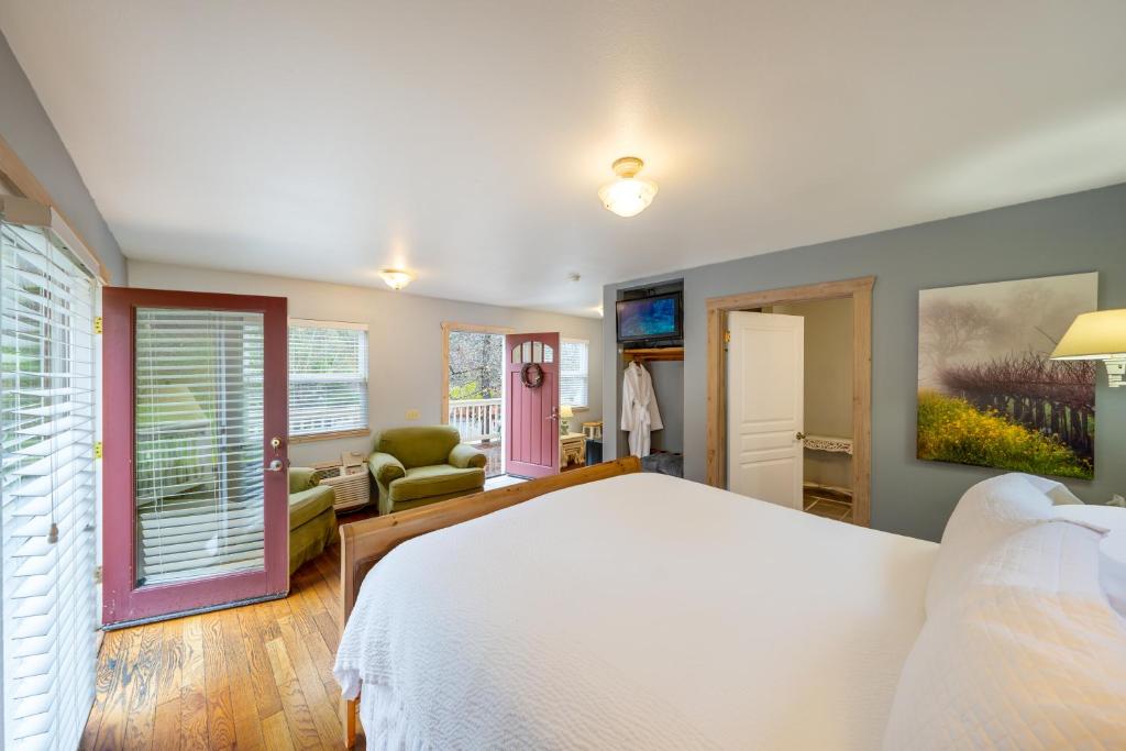 卡利斯托加奥罗拉公园小屋住宿加早餐旅馆的一间带白色床的卧室和一间客厅