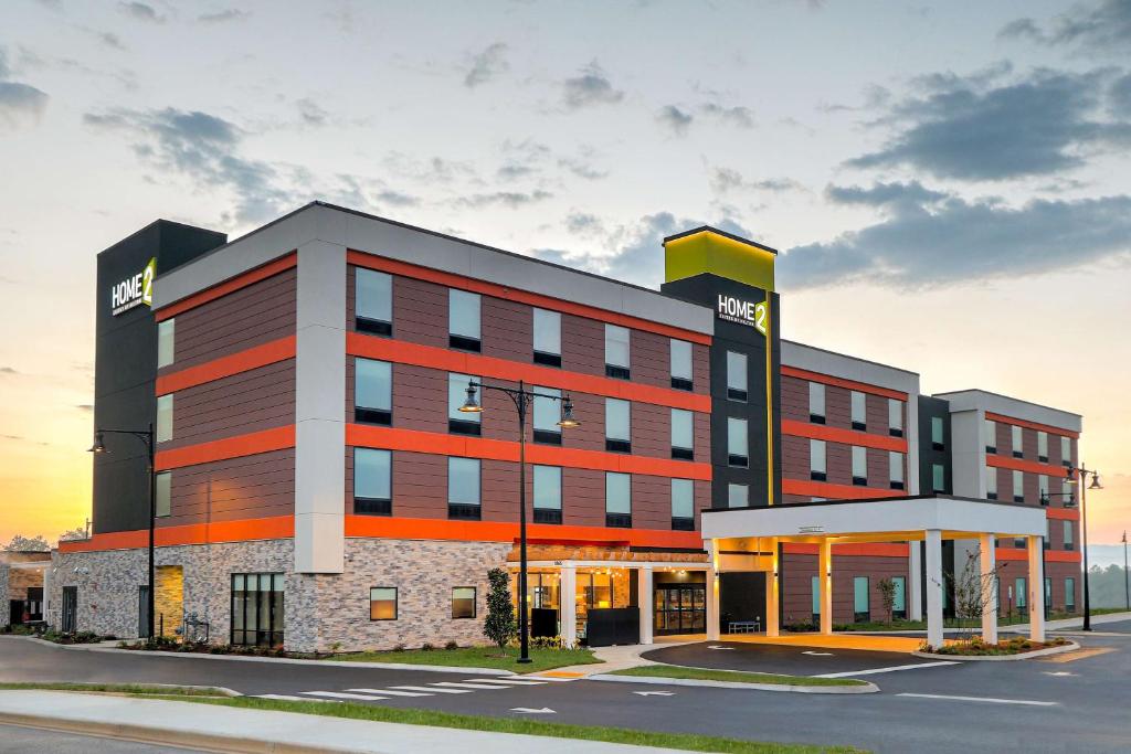 阿尔科Home2 Suites By Hilton Alcoa Knoxville Airport的街道上一座大型建筑,酒店