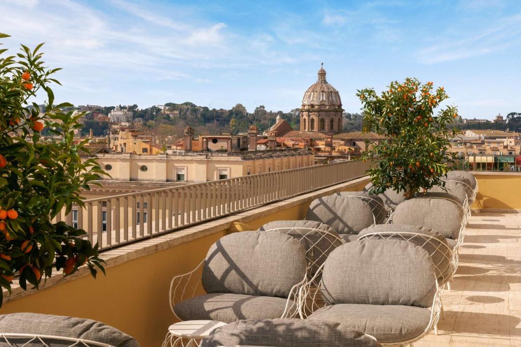 罗马Radisson Collection Hotel, Roma Antica的阳台上的一排椅子,享有美景