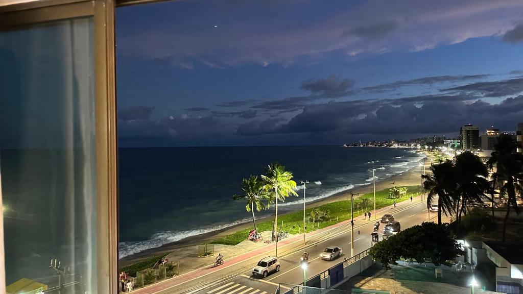 马塞约Flat em Hotel de Luxo beira mar da grife Ritz suítes com vista ampla para todo o mar da cruz das almas, jatiúca e ponta verde, com toda estrutura de um hotel lindo e arrojado, academia, piscina e muito mais, venha viver essa experiência incrível!的从酒店的窗户可欣赏到海滩美景