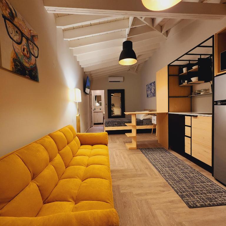 Opa-lockaPrivate Home Studio Central Located in Miami 1的一间带黄色沙发的客厅和一间厨房