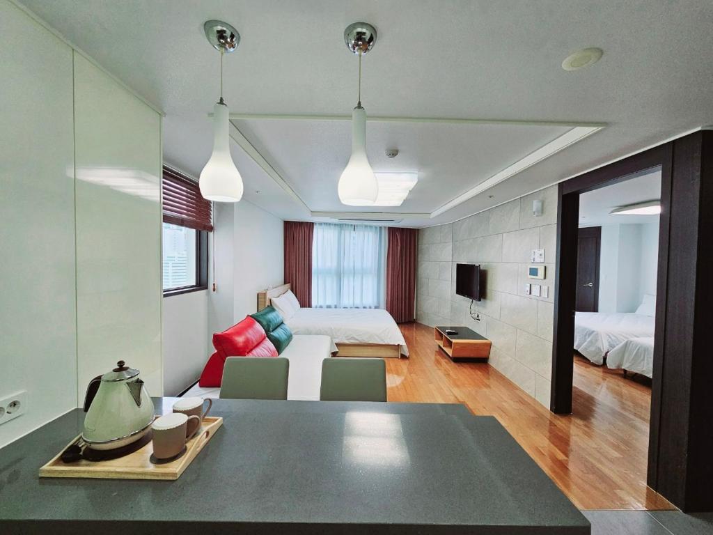 釜山Jeoung's House的一间设有床铺和客厅的房间