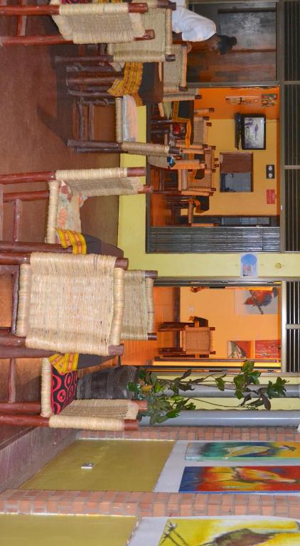 坎帕拉阿卡恰城市住宿加早餐旅馆的一张带桌椅的房间的画