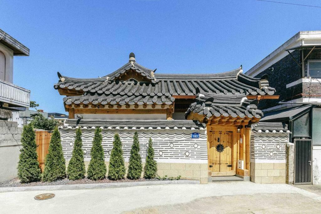 GongjuHongsi Art House的一座建筑,前方有树木,有亚洲屋顶