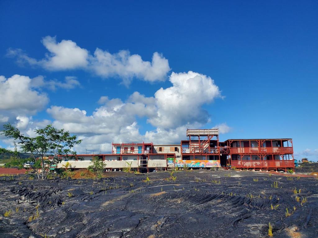 帕霍阿Open Gate Hostel Hawaii的蓝色天空和云层的建筑群