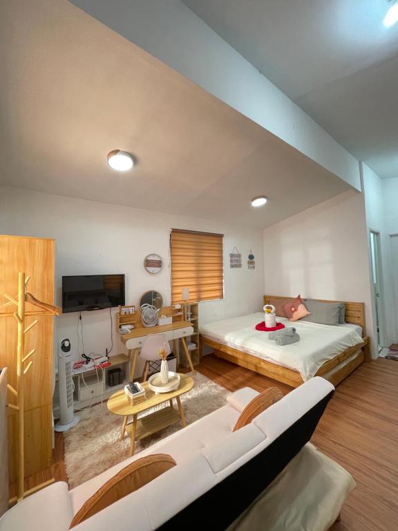 Lapu Lapu CityS&E-2 Tiny Guest House - Olango Island的客厅配有床和沙发