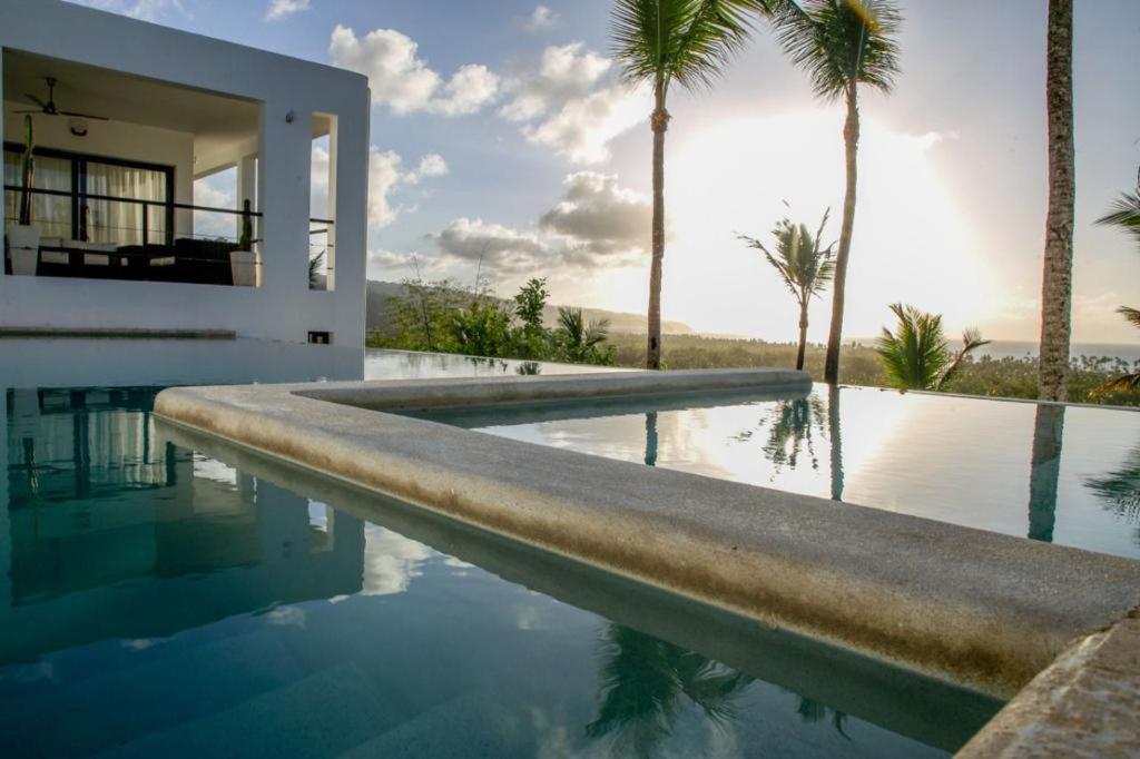 拉斯特拉纳斯Espectacular Villa con vista al mar, Las Terrenas的一座别墅,设有游泳池和棕榈树
