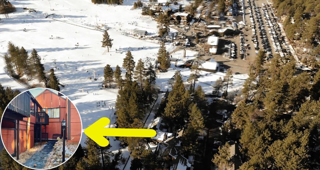大熊湖Remodeled Home at Snow Summit的享有一个拥有黄色箭头的滑雪胜地的空中景色