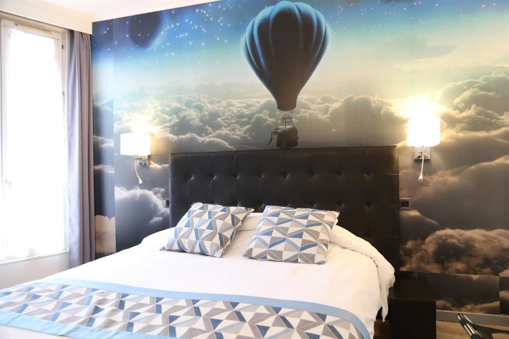皮托Hôtel Princesse Isabelle的一间卧室配有一张带天上气球的床